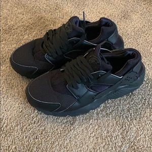 Boys/men’s Nike huaraches